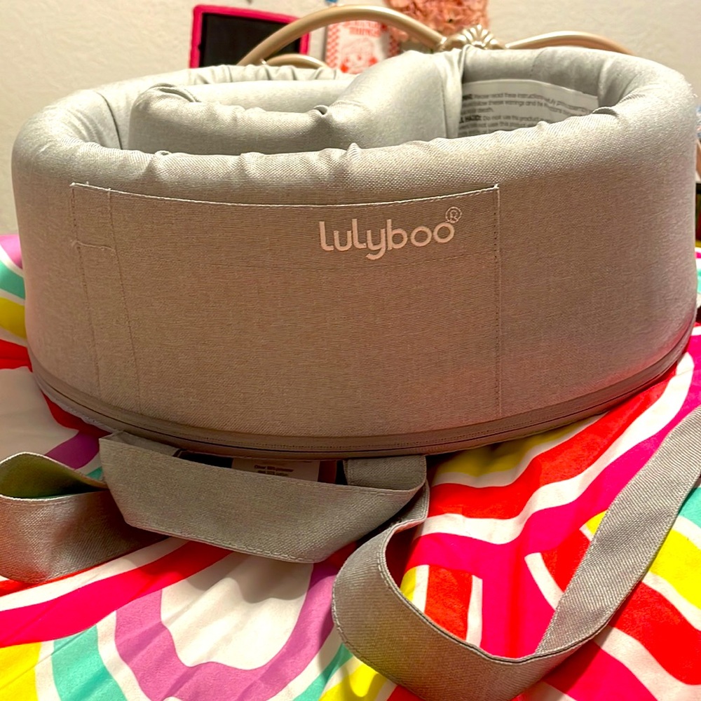 Portable bassinet-like new;wear it as a bookbag;great for outdoor picnics;UNISEX